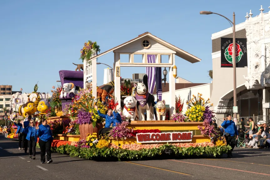 Column: Pasadena Humane’s Rose Parade float gets ‘Best Day Ever!’ just right